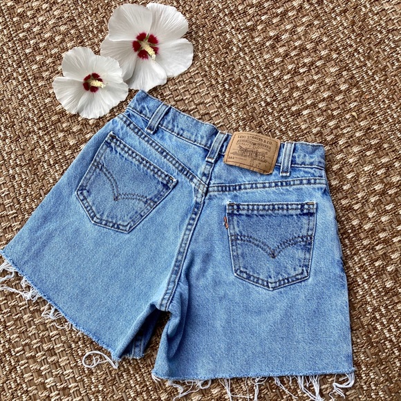 Levi's Pants - 🌸Vintage Levi’s jean shorts 🌸